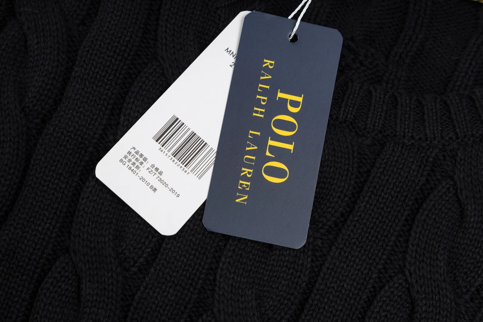 P220 #R91 RALPH LAUREN Ralph Lauren fourteen colors classic small label embroidery round neck pullover cable cardigan sweater men's top, high-density LOGO embroidery on the chest, original customization of tag accessories. Made of pure cotton yarn, pure cotton is skin-friendly and comfortable, small label war horse embroidered twist button round neck sweater 🐎 high quality, follow the blogger to learn how to wear it! Let’s buy a Ralph Lauren cable sweater. It’s a super hard-to-find series after it became popular. It’s hard to find one on the official website. It’s simple and practical to wear, with a lazy and loose feel. The thickened fabric has more texture, feels soft and delicate, and has a loose fit. Whether worn alone or layered, you can wear different styles of fashion with just one piece!   Size：XS S M L Sleeve length: 59/60/61/62/63